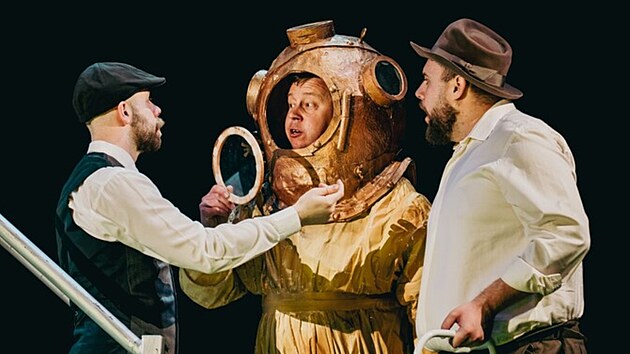 Vodnick� komedie v Jihlav� se neobejde bez dobov�ch kost�m� a v�razn�ch rekvizit, jako je tento pot�p��sk� skafandr.