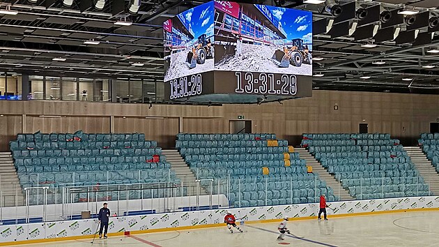 Pod stropem ar�ny u� je zav�ena multimedi�ln� kostka. Po nahr�n� softwaru pro v�sledkovou tabuli se zde o v�kendu mohou hr�t prvn� sout�n� z�pasy. (5. b�ezna 2026)