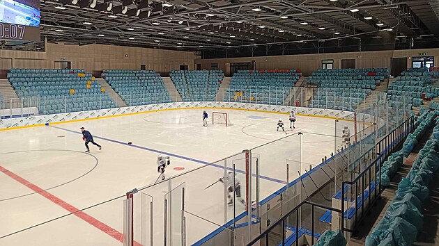 Na led� Zimn�ho stadionu m�sta T�eb��e KHNP Ar�ny u� tr�nuj� ml�de�nici Hor�ck� Slavie. Od nadch�zej�c�ho v�kendu se tu budou hr�t u� prvn� mistrovsk� z�pasy.