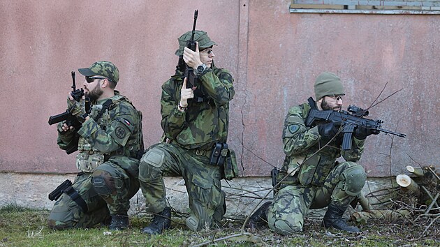 B�val� kas�rna v jihlavsk�m P�stov� po dvou des�tk�ch let op�t o�ila vojensk�m drilem. P��slu�n�ci aktivn�ch z�loh zde v t�chto dnech tr�nuj� taktiku boje v zastav�n�m prostoru, kter� se mus� m�nit i pod vlivem zku�enost� z v�lky na Ukrajin�. (2. b�ezna 2026)