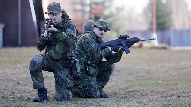 B�val� kas�rna v jihlavsk�m P�stov� po dvou des�tk�ch let op�t o�ila vojensk�m drilem. P��slu�n�ci aktivn�ch z�loh zde v t�chto dnech tr�nuj� taktiku boje v zastav�n�m prostoru, kter� se mus� m�nit i pod vlivem zku�enost� z v�lky na Ukrajin�. (2. b�ezna 2026)