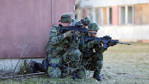 B�val� kas�rna v jihlavsk�m P�stov� po dvou des�tk�ch let op�t o�ila vojensk�m drilem. P��slu�n�ci aktivn�ch z�loh zde v t�chto dnech tr�nuj� taktiku boje v zastav�n�m prostoru, kter� se mus� m�nit i pod vlivem zku�enost� z v�lky na Ukrajin�. (2. b�ezna 2026)