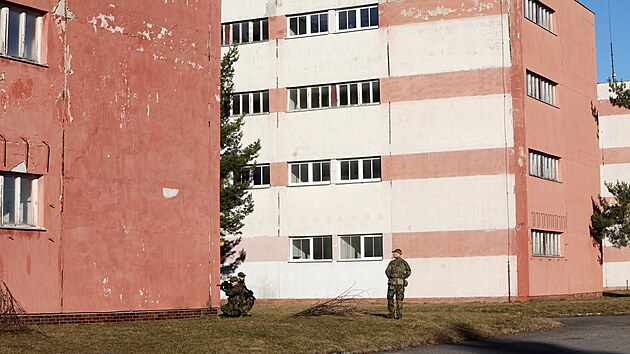 Vybydlen� betonov� skelety b�val�ch kas�ren v P�stov� tvo�� kulisy pro n�ro�n� n�cvik boje v budov�ch. (2. b�ezna 2026)