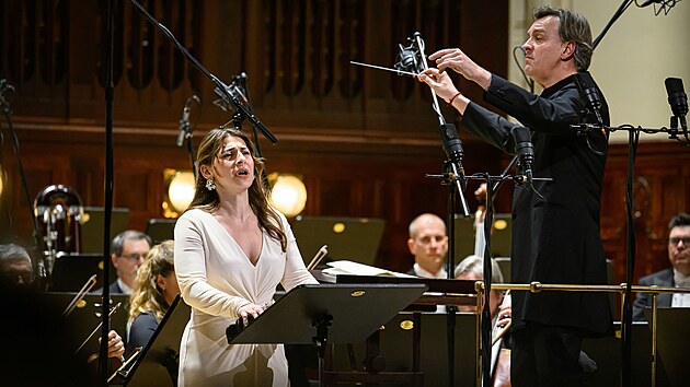 Mezzosopranistka Bella Adamova, dirigent Tom� Netopil a �lenov� Symfonick�ho orchestru hl. m. Prahy FOK p�i proveden� Mahlerova cyklu P�sn� o mrtv�ch d�tech