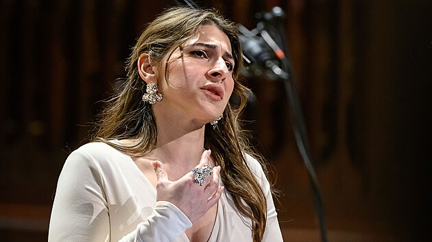 Mezzosopranistka Bella Adamova p�i proveden� Mahlerova cyklu P�sn� o mrtv�ch d�tech v pra�sk�m Obecn�m dom�