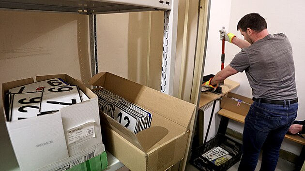 Pracovn�k odboru dopravy M�stsk�ho ��adu ve �d�ru nad S�zavou Ale� Kali� skartuje registra�n� zna�ky vozidel v depozitu, jejich� dal�� zachov�n� si majitel� nepo��dali. (4.b�ezna 2026)