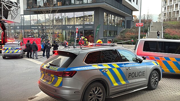  Z des�t�ho patra bytov�ho domu v Praze-Mod�anech vysko�il �lov�k, kter� zem�el. (2. b�ezna 2026)