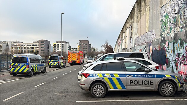  Z des�t�ho patra bytov�ho domu v Praze-Mod�anech vysko�il �lov�k, kter� zem�el. (2. b�ezna 2026)