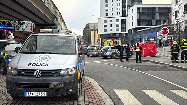  Z des�t�ho patra bytov�ho domu v Praze-Mod�anech vysko�il �lov�k, kter� zem�el. (2. b�ezna 2026)