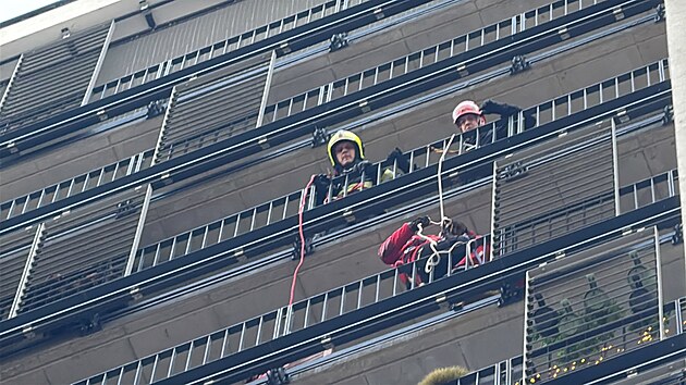  Z des�t�ho patra bytov�ho domu v Praze-Mod�anech vysko�il �lov�k, kter� zem�el. (2. b�ezna 2026)