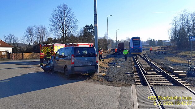St�et osobn�ho vozidla s vlakem v Miro�ov� na Rokycansku. (5. b�ezna 2026)