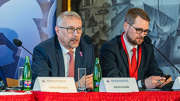 N�rodn� konference Na�e bezpe�nost nen� samoz�ejmost v M��ovn� Pra�sk�ho hradu. Na sn�mku exministr Martin Dvo��k (STAN) a ��f TOP 09 Mat�j Ond�ej Havel. (5. b�ezna 2026)