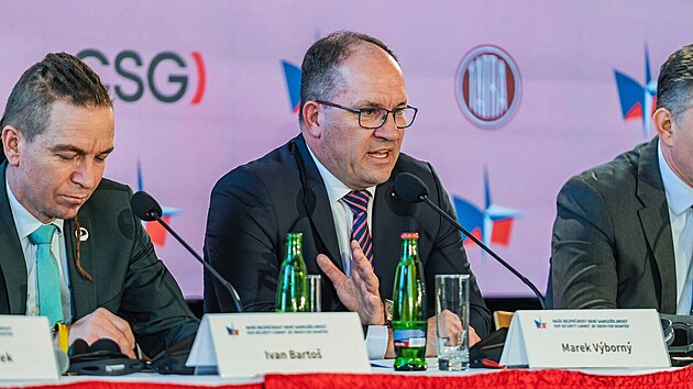 Ivan Barto� (Pir�ti) a p�edseda KDU-�SL Marek V�born� na n�rodn� konferenci Na�e bezpe�nost nen� samoz�ejmost v M��ovn� Pra�sk�ho hradu. (5. b�ezna 2026)