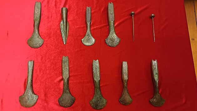 Bronzov� poklad star� p�es 3,5 tis�ce let se po letech vr�til do Pod�ipsk�ho muzea v Roudnici, kde ho v sou�asn� dob� p�ipravuj� k vystaven�. Bronzov� sekery, kop� a ozdoby, kter� po tis�ce let le�ely ukryt� v zemi, v minul�ch letech pro�ly podrobn�m zkoum�n�m v Brn� a n�sledn� konzervac�.