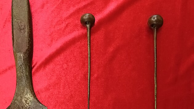 Bronzov� poklad star� p�es 3,5 tis�ce let se po letech vr�til do Pod�ipsk�ho muzea v Roudnici, kde ho v sou�asn� dob� p�ipravuj� k vystaven�. Bronzov� sekery, kop� a ozdoby, kter� po tis�ce let le�ely ukryt� v zemi, v minul�ch letech pro�ly podrobn�m zkoum�n�m v Brn� a n�sledn� konzervac�.