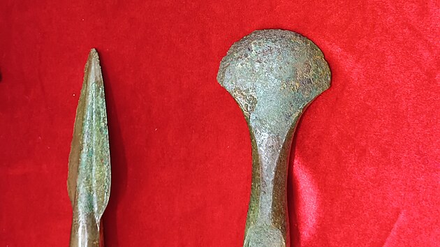 Bronzov� poklad star� p�es 3,5 tis�ce let se po letech vr�til do Pod�ipsk�ho muzea v Roudnici, kde ho v sou�asn� dob� p�ipravuj� k vystaven�. Bronzov� sekery, kop� a ozdoby, kter� po tis�ce let le�ely ukryt� v zemi, v minul�ch letech pro�ly podrobn�m zkoum�n�m v Brn� a n�sledn� konzervac�.