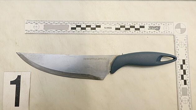 Prodavače rozčílila kontrola. Na inspektora vzal nůž a přitlačil ho k mrazáku