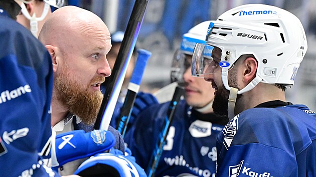 Kometa Brno si v�hrou 5:4 na d Olomouc� v posledn�m kole z�kladn� ��sti pojistila osmou p���ku po z�kladn� ��sti a v�hodu dom�c�ho prost�ed� pro p�edkolo play off. Dva g�ly zapsal obr�nce Libor Z�bransk� mlad��.