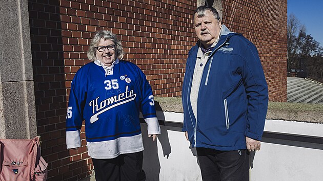 Smute�n� host� na poh�bu dr�itele jeden�cti extraligov�ch hokejov�ch titul� s Brnem Franti�ka Ma�lan�. S klubovou legendou se p�i�li rozlou�it i n�kte�� fanou�ci.