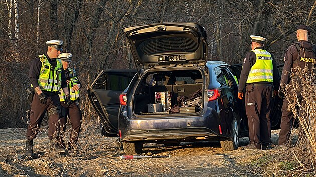 Policist� v ulici S�e�sk� na Praze 10 prov��uj� vozidlo, kter� je vedeno v celost�tn�m p�tr�n�. Po �idi�i intenzivn� p�traj� (6. b�ezna 2026)