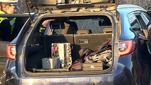 Policist� v ulici S�e�sk� na Praze 10 prov��uj� vozidlo, kter� je vedeno v celost�tn�m p�tr�n�. Po �idi�i intenzivn� p�traj� (6. b�ezna 2026)