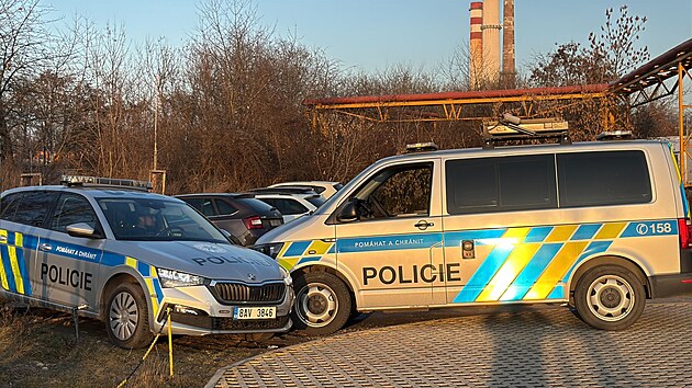 Policist� v ulici S�e�sk� na Praze 10 prov��uj� vozidlo, kter� je vedeno v celost�tn�m p�tr�n�. Po �idi�i intenzivn� p�traj� (6. b�ezna 2026)