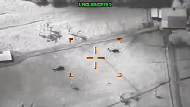 Lid� m��� k vrtuln�ku na neup�esn�n�m m�st� na z�b�ru z videa, kter� zve�ejnilo americk� Ji�n� velitelstv�. Podle n�j jde o sou��st spole�n� operace ozbrojen�ch sil Ekv�doru a Spojen�ch st�t� zam��en� proti pa�ov�n� drog (4. b�ezna 2026)