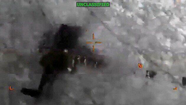 Lid� m��� k vrtuln�ku na neup�esn�n�m m�st� na z�b�ru z videa, kter� zve�ejnilo americk� Ji�n� velitelstv�. Podle n�j jde o sou��st spole�n� operace ozbrojen�ch sil Ekv�doru a Spojen�ch st�t� zam��en� proti pa�ov�n� drog (4. b�ezna 2026)