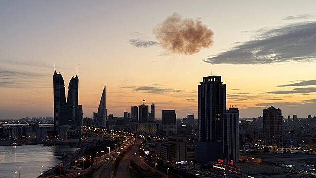 Kou� po zne�kodn�n� �r�nsk�ho dronu v Man�m� v Bahrajnu. (6. b�ezna 2026)