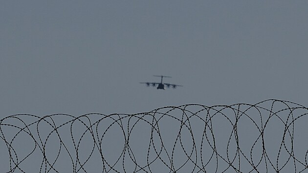 Letadlo vzl�t� z britsk� leteck� z�kladny RAF Akrotiri pobl� Limassolu na...