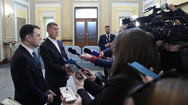 Premi�r Andrej Babi� a ministr zahrani�� Petr Macinka po jedn�n� Bezpe�nostn� rady st�tu (2. b�ezna 2026)