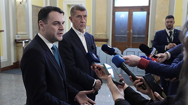 Premi�r Andrej Babi� a ministr zahrani�� Petr Macinka po jedn�n� Bezpe�nostn� rady st�tu (2. b�ezna 2026)