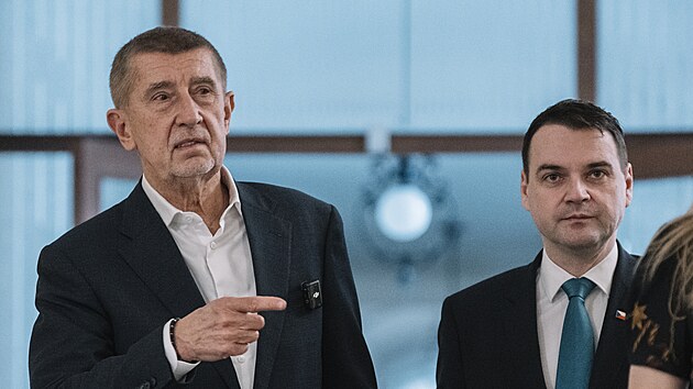 Premi�r Andrej Babi� a ministr zahrani�� Petr Macinka po jedn�n� Bezpe�nostn� rady st�tu (2. b�ezna 2026)