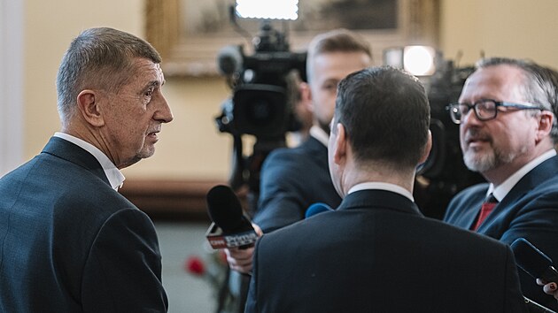 Premi�r Andrej Babi� a ministr zahrani�� Petr Macinka po jedn�n� Bezpe�nostn� rady st�tu (2. b�ezna 2026)