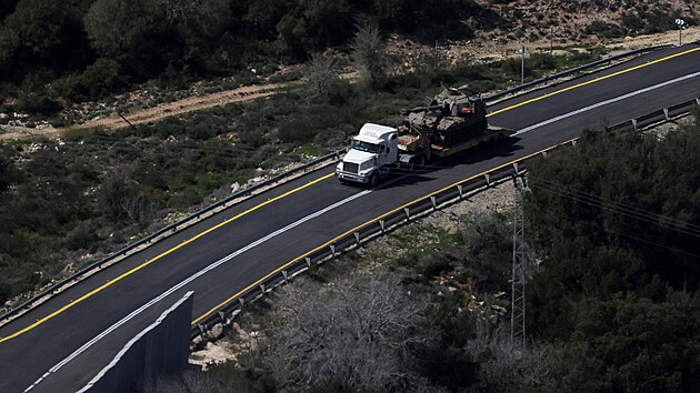 Izraelsk� d�lost�eleck� jednotka je p�epravov�na z izraelsk� hranice s Libanonem. (6. b�ezna 2026)