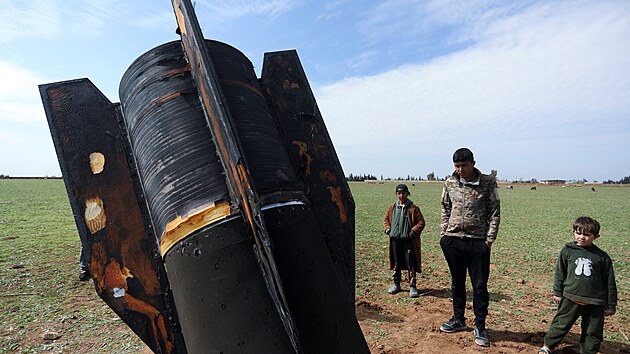 Lid� stoj� vedle �r�nsk� rakety, kter� dopadla pobl� mezin�rodn�ho leti�t� v S�rii. (4. b�ezna 2026)