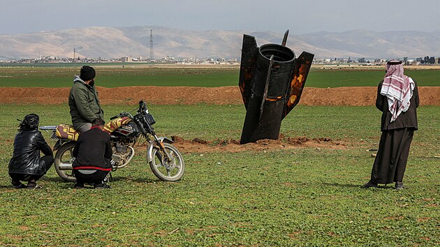 Lid� si prohl�ej� nevybuchlou �r�nskou raketu, kter� dopadla na otev�en� pole ve v�chodn� S�rii. (4. b�ezna 2026)