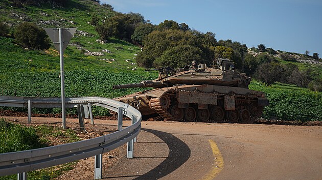 Izraelsk� tank man�vruje v severn�m Izraeli pobl� hranic s Libanonem. (6. b�ezna 2026)