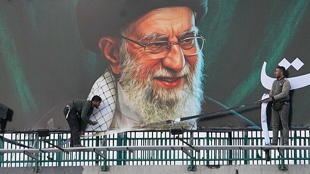 I p�es pokra�ující útoky d�lníci instalují billboard s portrétem zesnulého...