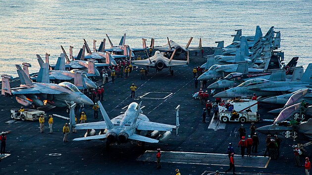 Letadlov� lo� USS Abraham Lincoln v r�mci operace Epic Fury. (28. �nora 2026)