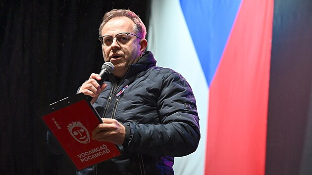 Moder�tor V�clav Moravec hovo�� p�i oslav� sv�tku 17. listopadu na tradi�n�m Koncertu pro budoucnost. (17. listopadu 2025)