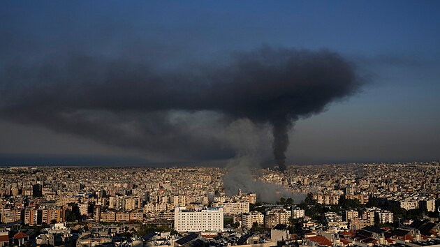 Stoupaj�c� kou� po izraelsk�ch leteck�ch �toc�ch v libanonsk� D�h�ji na p�edm�st� Bejr�tu (3. b�ezna 2026)