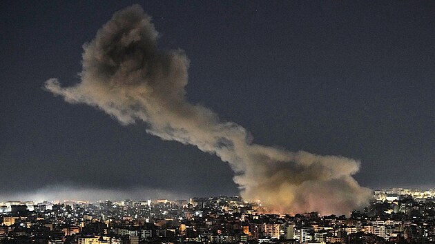 Stoupaj�c� kou� po izraelsk�ch leteck�ch �toc�ch v libanonsk� D�h�ji na p�edm�st� Bejr�tu (3. b�ezna 2026)