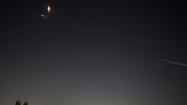 Izraelsk� protivzdu�n� syst�m odpaluje �r�nsk� rakety v Tel Avivu. (3. b�ezna 2026)