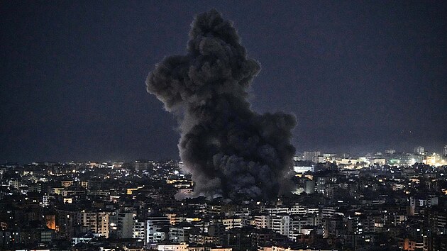 Stoupaj�c� kou� po izraelsk�ch leteck�ch �toc�ch v libanonsk� D�h�ji na p�edm�st� Bejr�tu (3. b�ezna 2026)