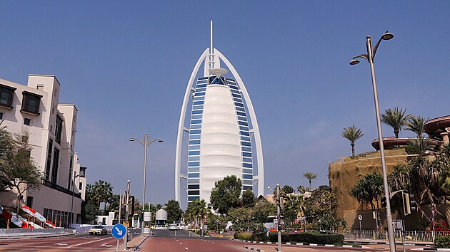 Hotel Burd� al-Arab po �r�nsk�m �toku v Dubaji. (1. b�ezna 2026)