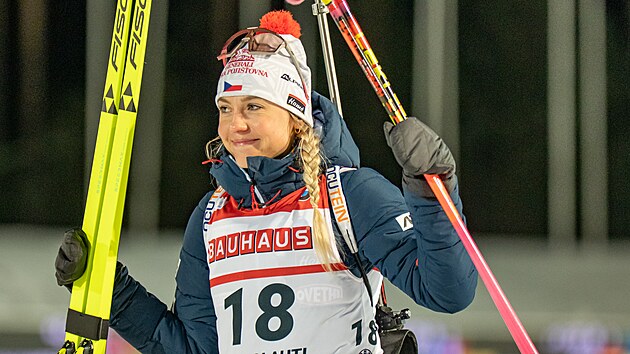 Tereza Voborníková p�i kv�tinovém ceremoniálu po vytrvalostním závod� ve...
