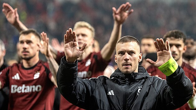 Luk� Harasl�n na d�kova�ce u fanou�k� Sparty po prohran�m derby se Slavi�.