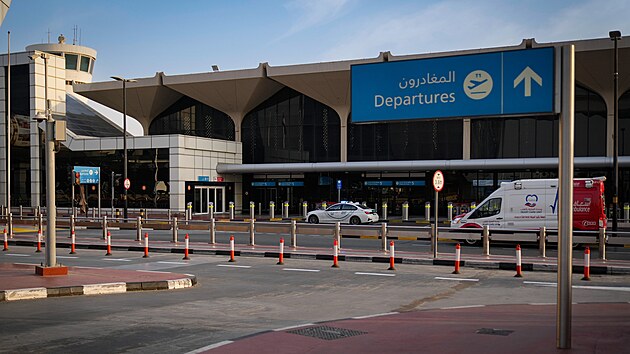 Policejn� vozidlo a sanitka na odjezdov� silnici mezin�rodn�ho leti�t� v Dubaji, kter� je po sv�m uzav�en� opu�t�n� (2. b�ezna 2026)