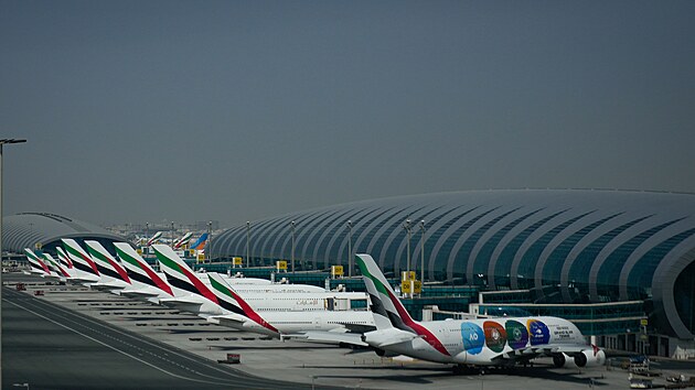 Letadla spole�nosti Emirates na mezin�rodn�m leti�ti v Dubaji ve Spojen�ch arabsk�ch emir�tech (2. b�ezna 2026)